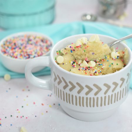 Indulge in this delightful vanilla mug cake recipe from Baking at Home, perfect for a quick and easy treat.