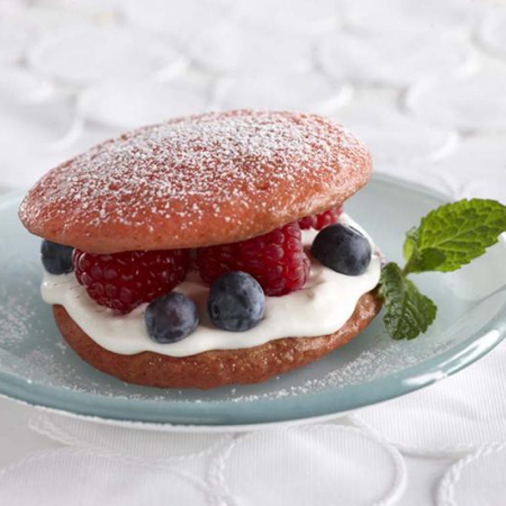 recipe-pink-almond-whoopie-pies-1