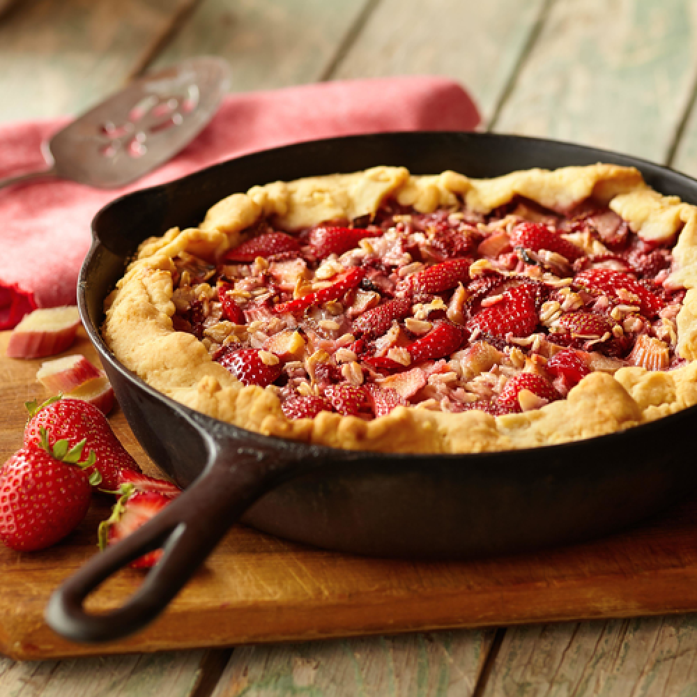 strawberry-rhubarb-skillet-pie